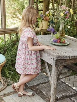 Robe à Fleurs Manches Papillon Volantées Fille 8 Robe à Fleurs Manches Papillon Volantées Fille -Cyrillus || PETIT BATEAU || MINNIE Soldes Boutique robe a fleurs manches papillon volantees fille 1